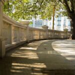 Balustrady szklane i stalowe w małej architekturze